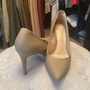 Jessica Simpson tan textured pumps